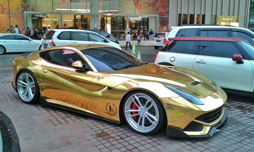 Потрясающий золотой Ferrari F12